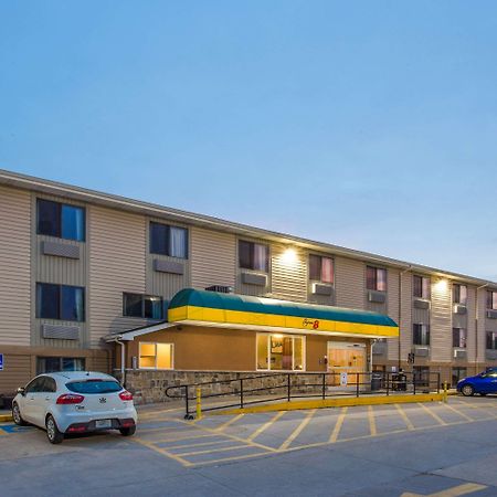 Super 8 By Wyndham Iowa City/Coralville Buitenkant foto