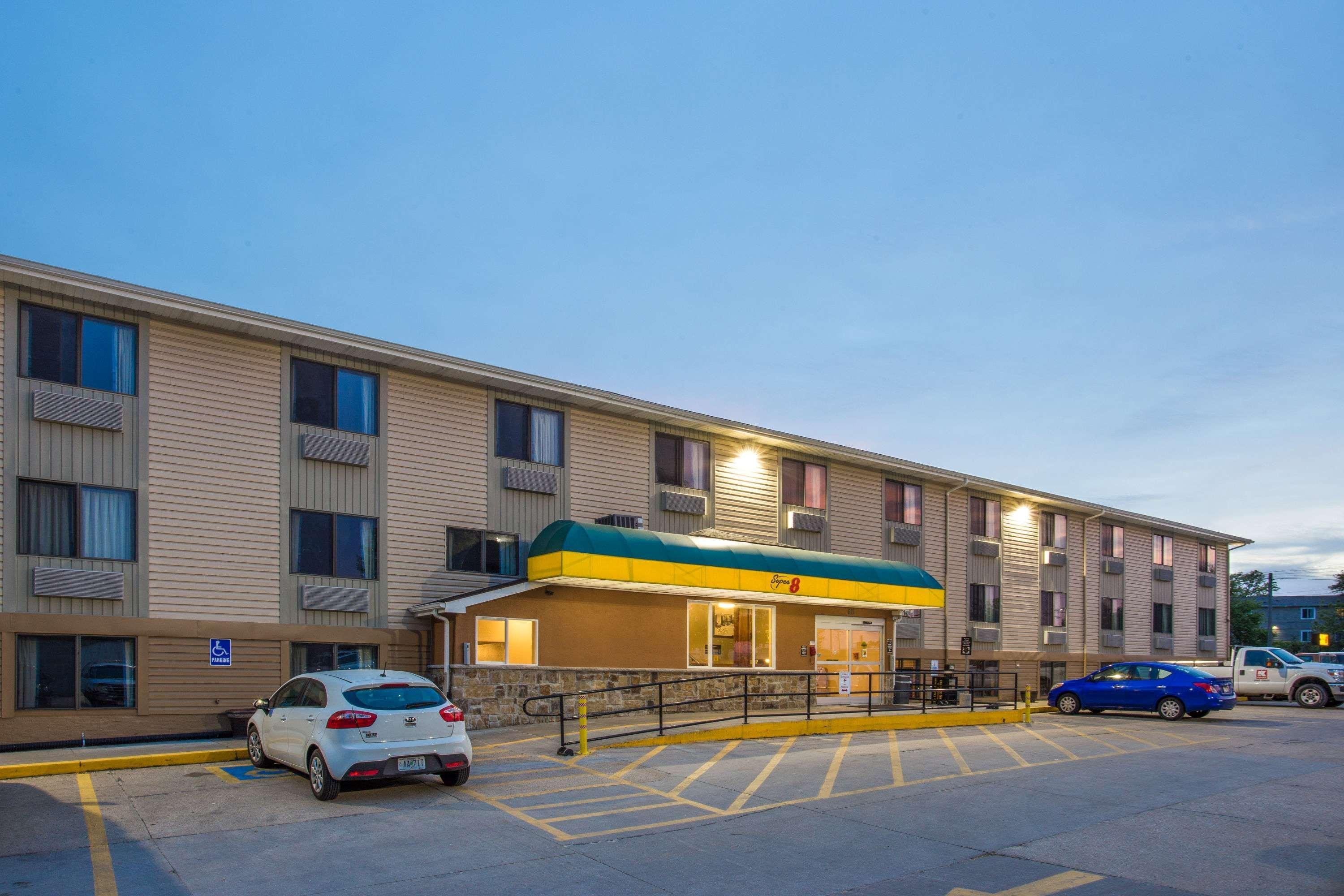 Super 8 By Wyndham Iowa City/Coralville Buitenkant foto